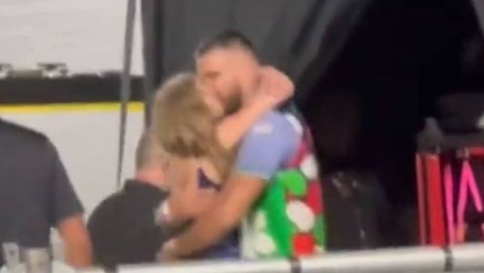 Kelce e Swift se beijaram após o show