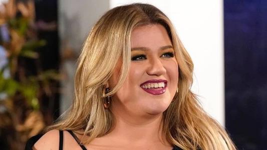 Kelly Clarkson faz declaração após funcionários denunciarem ambiente trabalho tóxico em "The Kelly Clarkson Show"