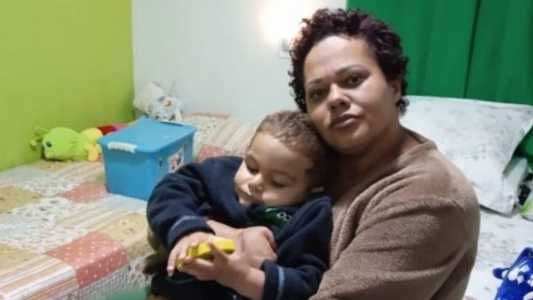 Kelly, mãe de Nathan, com o filho no colo