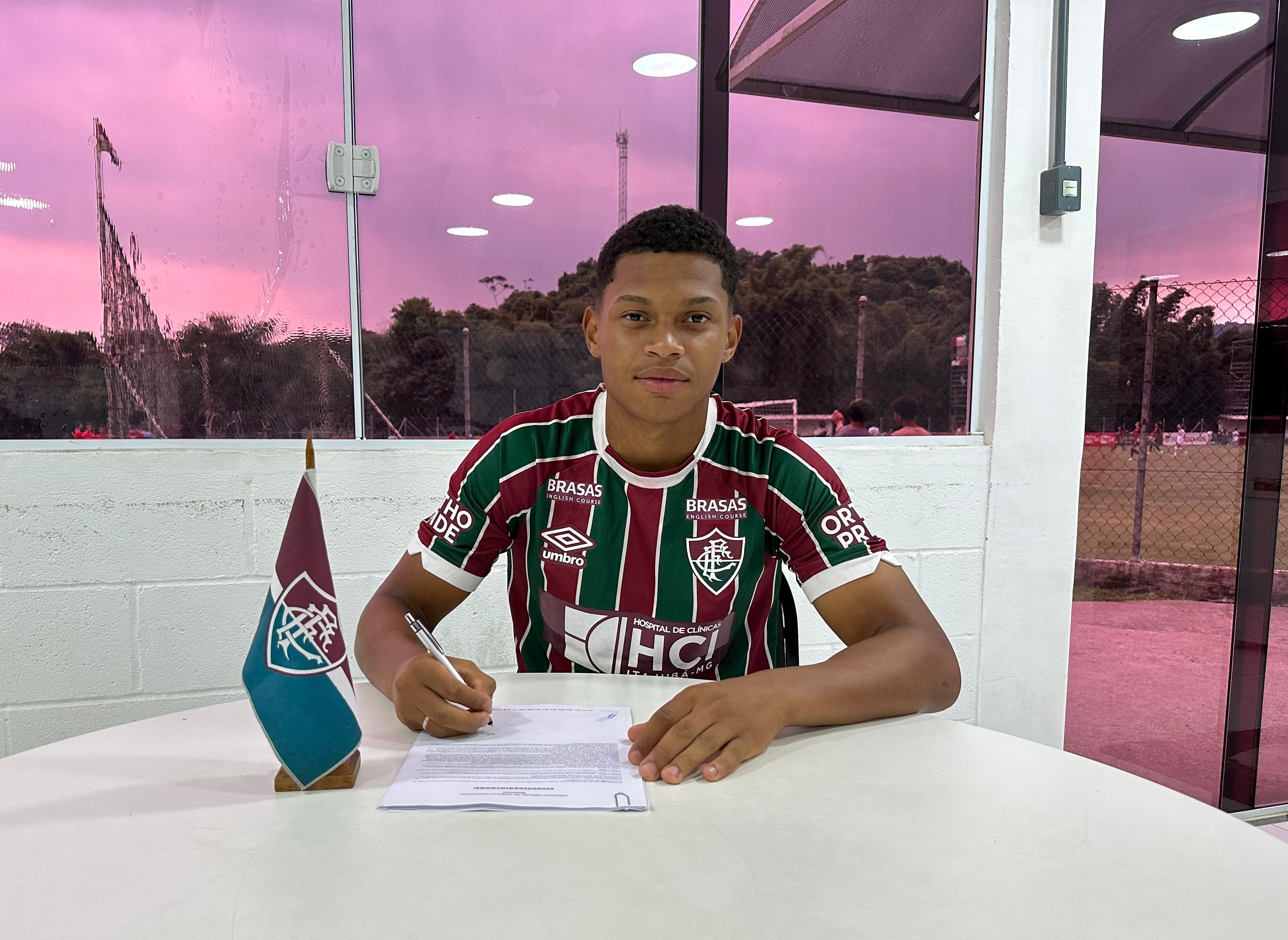 Fluminense acerta renovação com jovem promessa das categorias de base