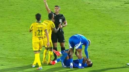 Kenji no chão após entrada forte de Yuri Lara