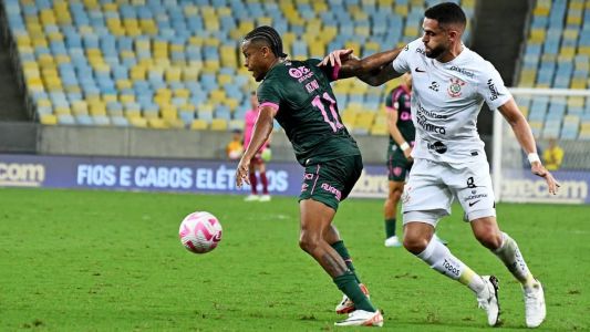 Keno e Renato Augusto disputam a bola em jogo pelo Brasileiro, no Maracanã
