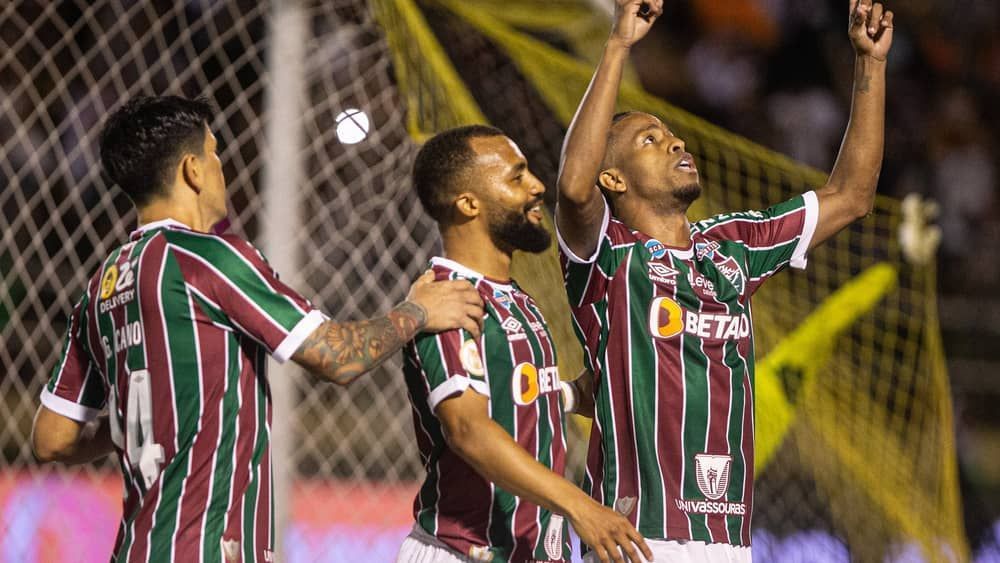 Fluminense vence o Goiás, em jogo de oito gols, e encosta no G6 do Brasileiro