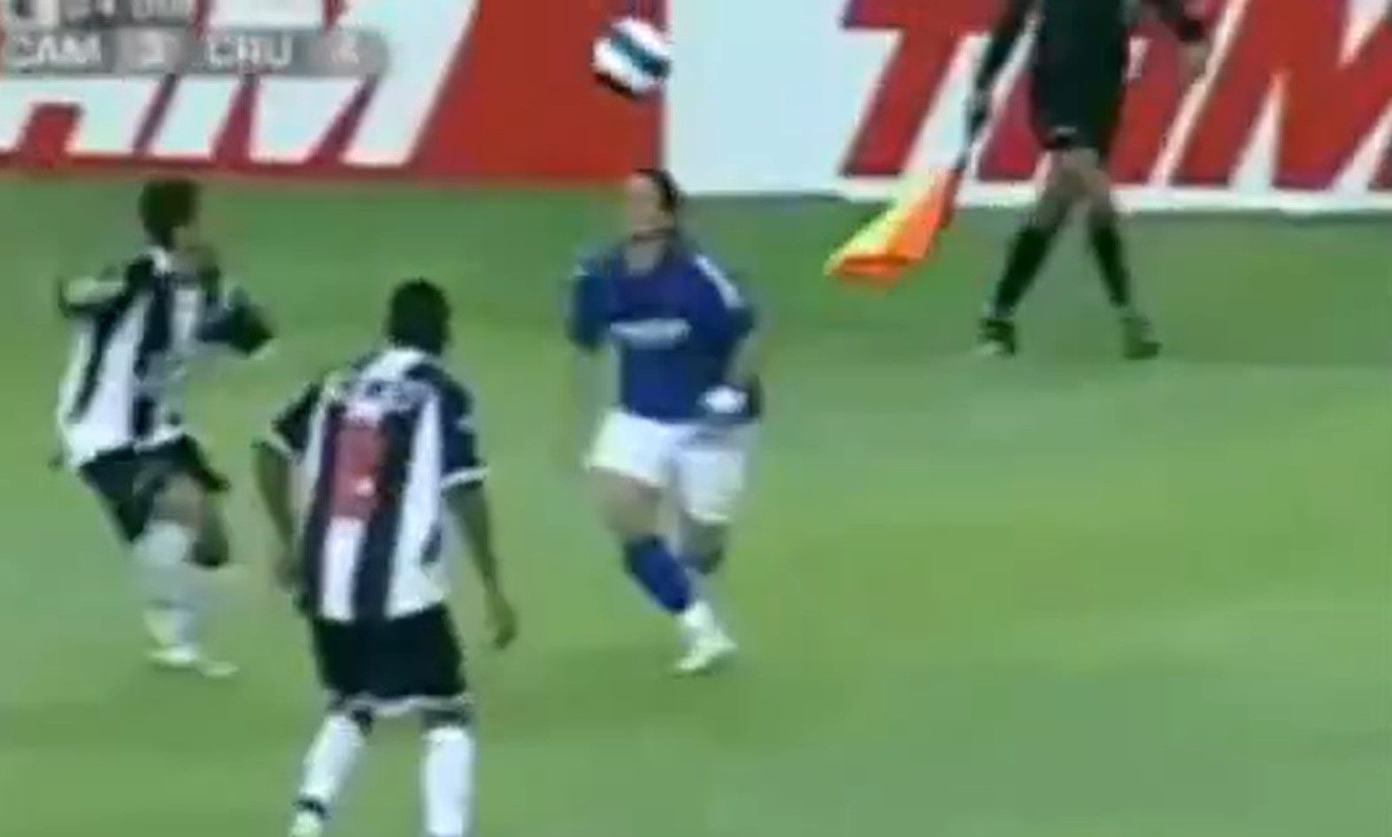 Ex-Cruzeiro, Kerlon reage a lance com Coelho em clássico e abre o jogo sobre carreira