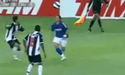 Kerlon em drible da foca durante Atlético 3 x 4 Cruzeiro, pelo Campeonato Brasileiro 2007
