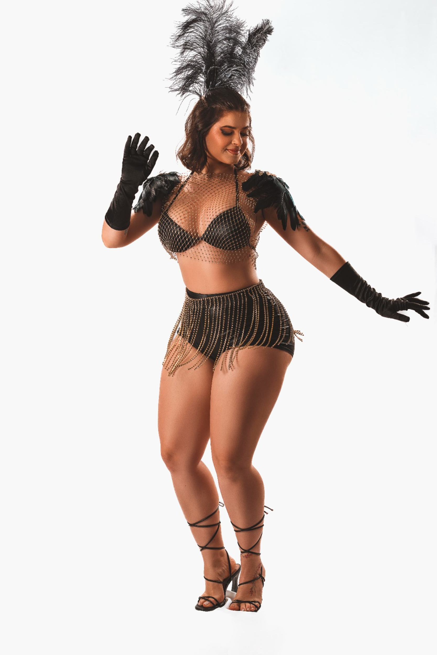 Carnaval 2024: musa de escola de samba treina com 40kg para aguentar fantasia