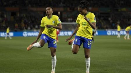 Kerolin e Ary Borges comemoram gol da Seleção Brasileira na vitória sobre o Panamã