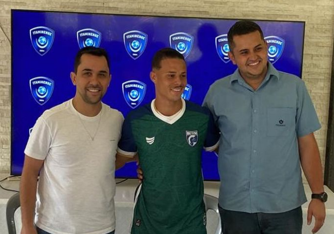 Destaque da Copa Itatiaia Estrela Bet comemora primeiro contrato profissional: ‘Muita gratidão’