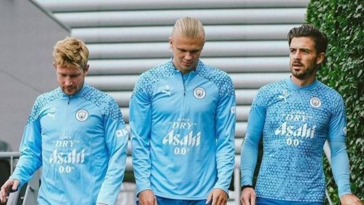 Kevin De Breuyne (esq), Haaland (centro) e Grealish (dir) durante treino pelo Manchester City