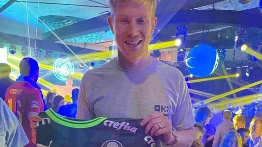 Kevin de Bruyne apresentou camisa do Palmeiras após disputa de torneio na Bélgica