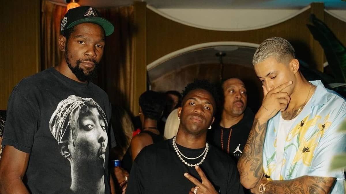 Vini Jr. posa ao lado de Durant e Kuzma em despedida dos EUA