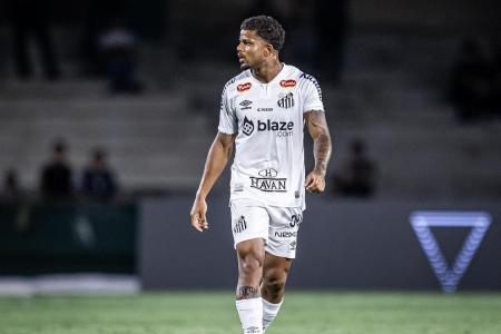Kevyson em campo pelo Santos