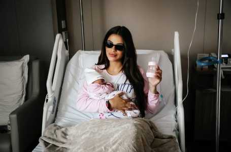 A jogadora de vôlei e ex-BBB deu à luz a primeira filha, Rosamaria, na última sexta-feira (28).