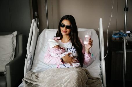 A jogadora de vôlei e ex-BBB deu à luz a primeira filha, Rosamaria, na última sexta-feira (28).
