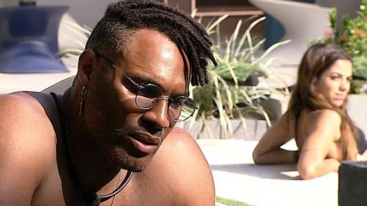Key observava Fred Nicácio conversar com Domitila enquanto estava na piscina
