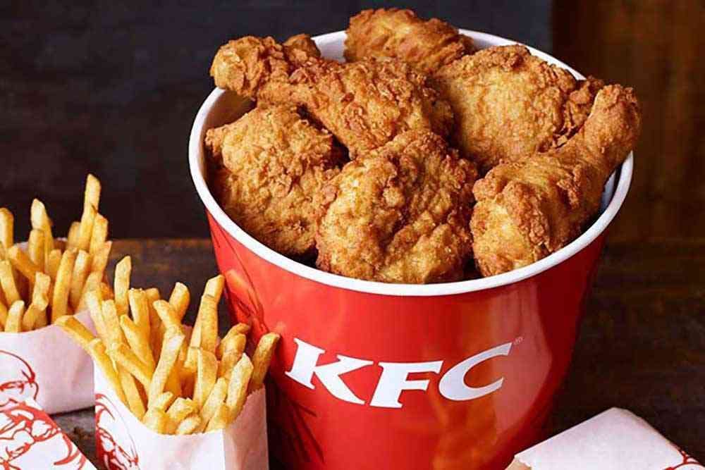 KFC é multado por negar entrega de partes específicas de frango em promoção 'Mega Familiar'