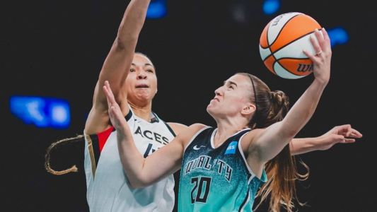 Kiah Stokes, pivô do Aces, e Sabrina Ionescu, armadora do Liberty