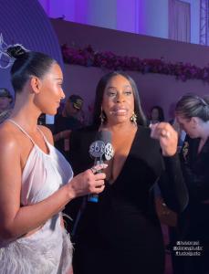 Kim Kardashian e Niecy Nash concederam entrevista ao SBT