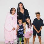 Kim Kardashian revela doença rara de filho: 'Eu passei pra ele'