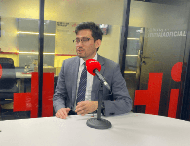 Kim Kataguiri no estúdio da Rádio Itatiaia, em Brasília