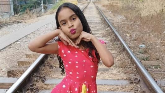 Kimberly de Almeida Souza, de 7 anos, morreu nos braços do pai