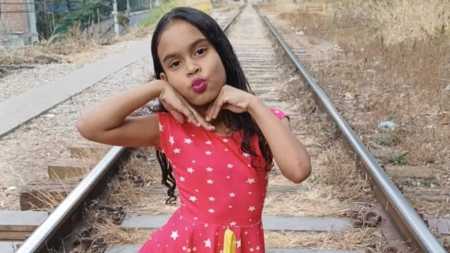 Kimberly de Almeida Souza, de 7 anos, morreu nos braços do pai