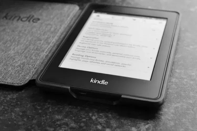 Procon-MG multa Amazon em R$ 6 milhões por vender Kindle sem adaptador de tomada; veja detalhes