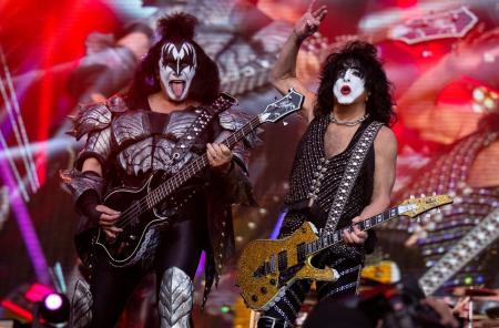 17 de junho de 2023, Baviera, Munique: Gene Simmons (à esquerda), cantor e baixista, e Paul Stanley, cantor e guitarrista da banda norte-americana Kiss, estão no palco durante um show na Königsplatz. Como parte da turnê mundial de despedida "End Of The Road", a banda fará um total de quatro shows na Alemanha.