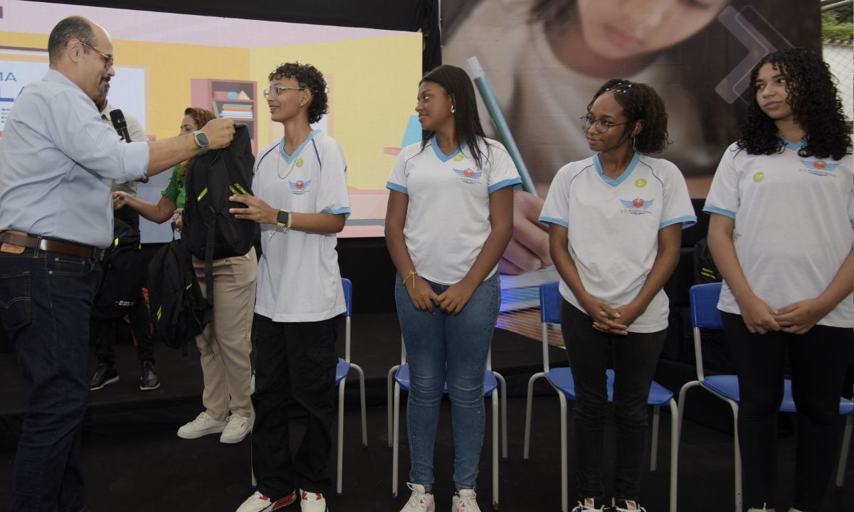 Escolas estaduais da Zona da Mata recebem kits escolares do Governo de Minas Gerais