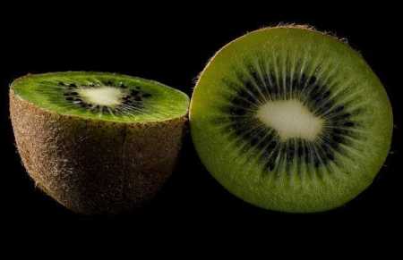 Outra fruta essencial é o kiwi, que é rico em vitamina C e compostos antioxidantes