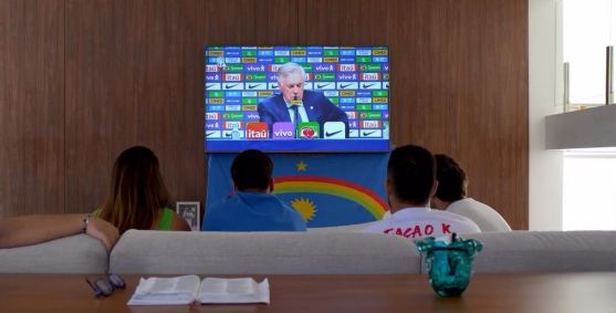 Kaio Jorge ao lado da família assistindo à convocação para Seleção Brasileira
