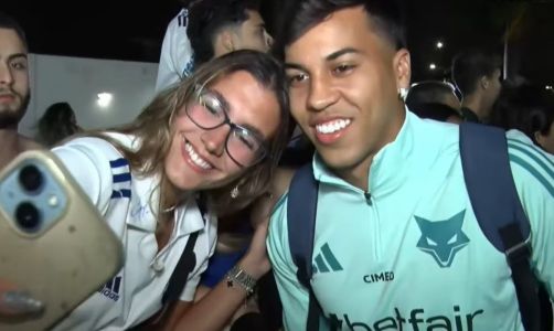 Kaio Jorge atende torcedores em chegada do Cruzeiro