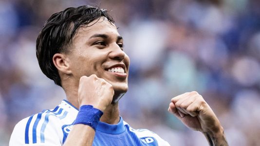 Kaio Jorge comemora gol em Cruzeiro 3 x 1 Vitória, pelo Brasileirão 2025