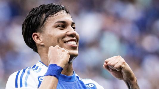 Kaio Jorge comemora gol em Cruzeiro 3 x 1 Vitória, pelo Brasileirão 2025