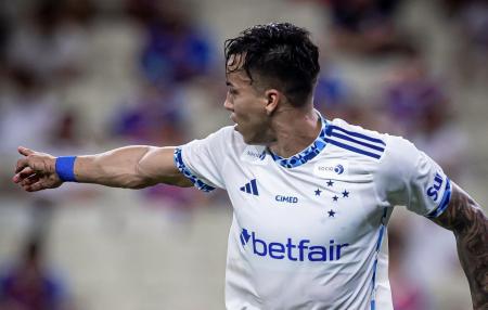 Kaio Jorge comemora gol pelo Cruzeiro em vitória sobre o Fortaleza no Brasileirão de 2025