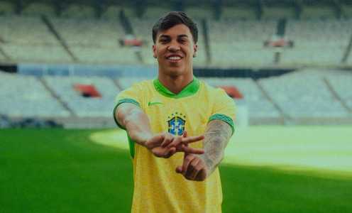 Kaio Jorge atende torcedores em chegada do Cruzeiro