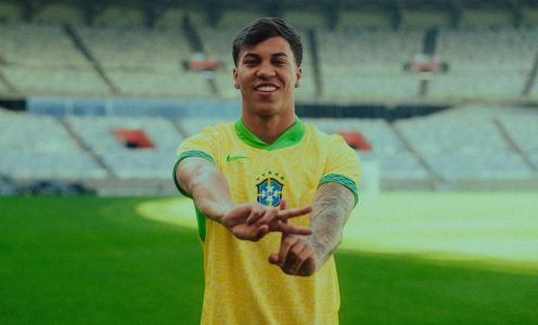 Kaio Jorge atende torcedores em chegada do Cruzeiro