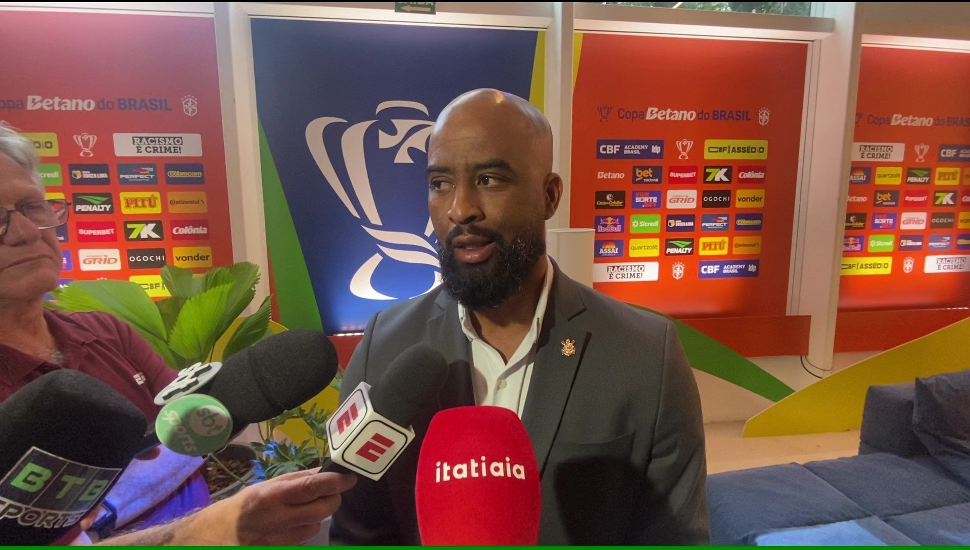 Diretor do Corinthians revela como blinda elenco durante instabilidade política do clube