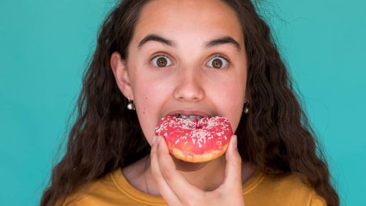 Alimentos com alto teor de açúcar podem levar à formação de cárie dentária