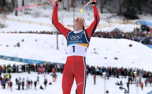 Johannes Klaebo celebra sétimo ouro em Milão-Cortina-2026