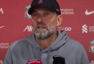 Klopp dispara contra torcida do Liverpool: 'Parem de cantar essa m* de música'