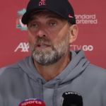 Klopp dispara contra torcida do Liverpool: 'Parem de cantar essa m* de música'