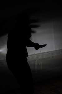 sombra de homem com uma faca em mãos