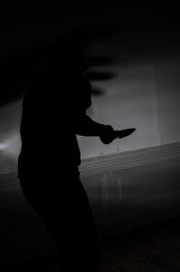 sombra de homem com uma faca em mãos