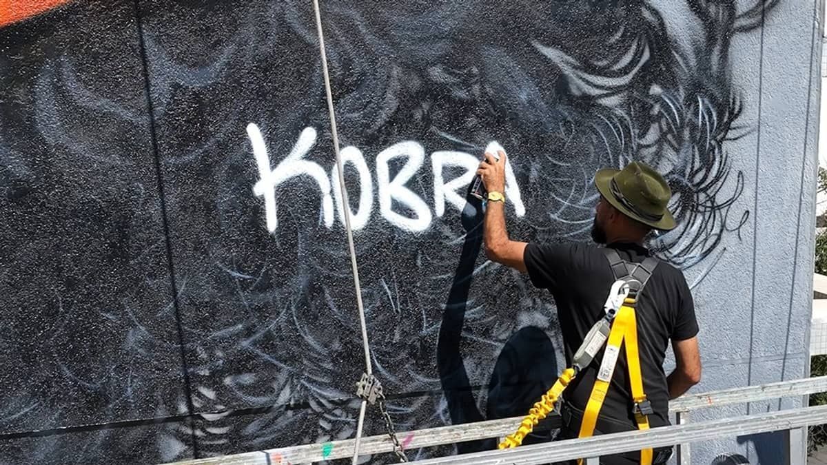 Em andaime, Eduardo Kobra assina mural e inaugura primeira obra em BH