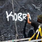 Em andaime, Eduardo Kobra assina mural e inaugura primeira obra em BH