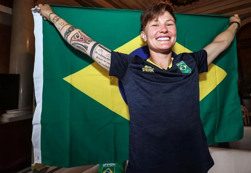 Porta-bandeira do Brasil venceu câncer antes de participar dos Jogos Olímpicos