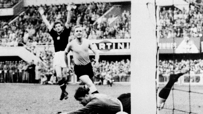 Kocsis ergue os braços para comemorar gol contra o Uruguai, na Copa do Mundo de 1954