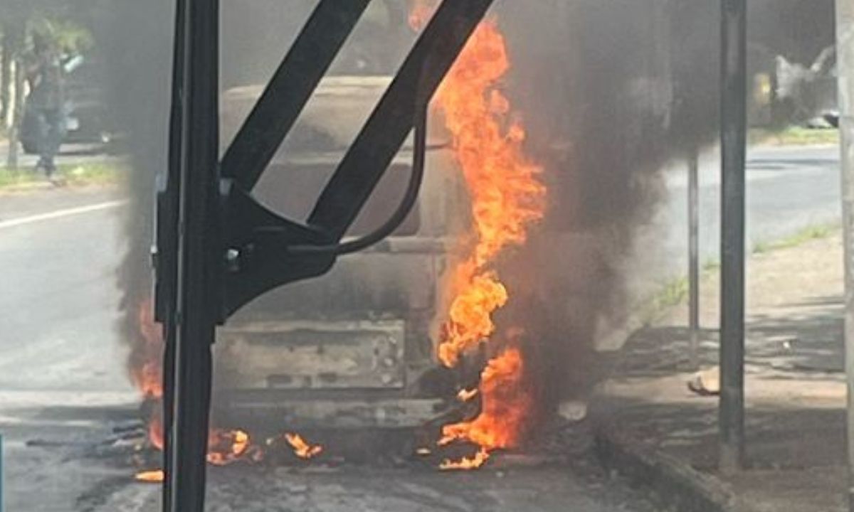 Kombi pega fogo e interdita trânsito na UFJF