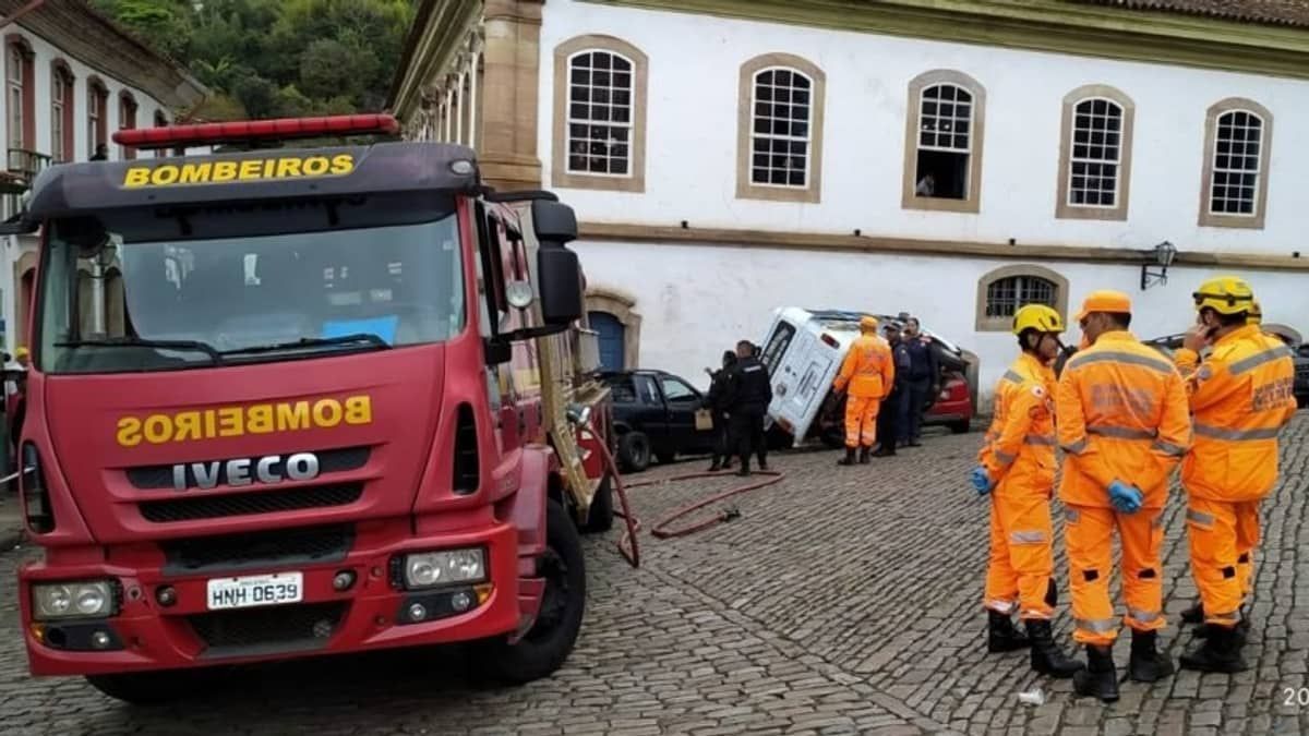 Vídeo: Fiat Strada em alta velocidade bate em Kombi estacionada em Ouro Preto 